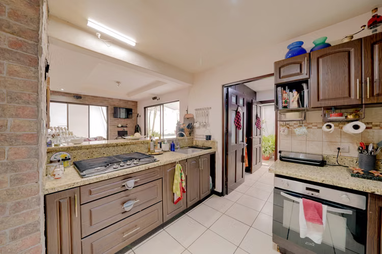 Casa con jardín, terrazas y 3 parqueos en Lomas de Ayarco - LCMP - Imagen 6