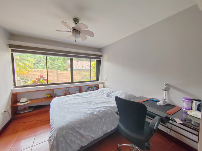 Venta Casa en Guachipelín Escazú con Piscina y jardín - Imagen 15
