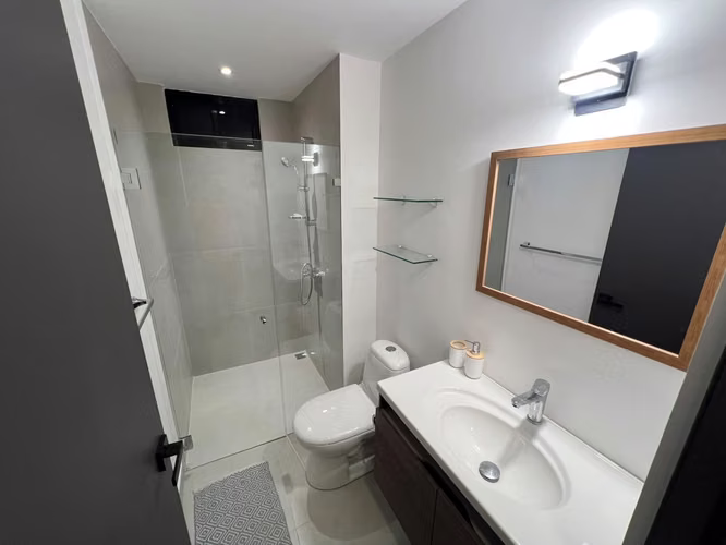 POZOS DE SANTA ANA MODERNO FULL AMUEBLADO 1 HAB / 1BAÑO 1 PARQUEO