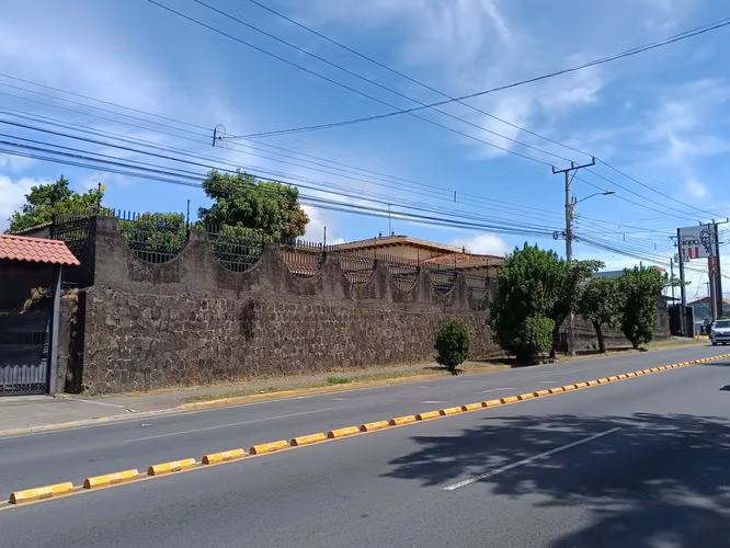 VENDO 5800 MTS SAN FCO HEREDIA.