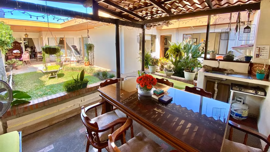 Pavas-Embajada Americana. Elegante casa de una planta en venta.