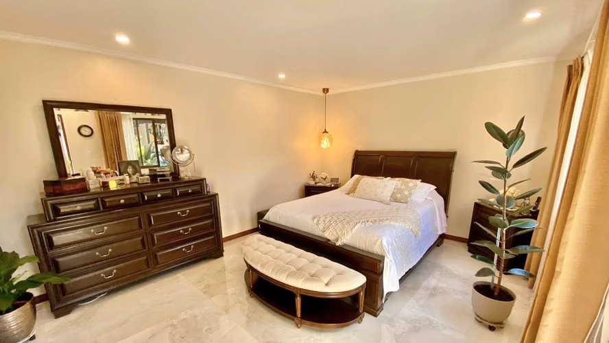Pavas-Embajada Americana. Elegante casa de una planta en venta.