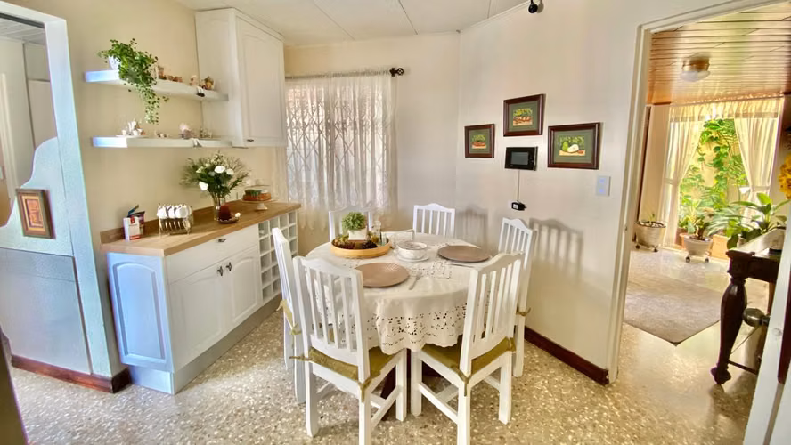 Pavas-Embajada Americana. Elegante casa de una planta en venta.