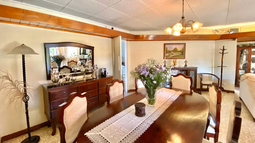 Pavas-Embajada Americana. Elegante casa de una planta en venta.