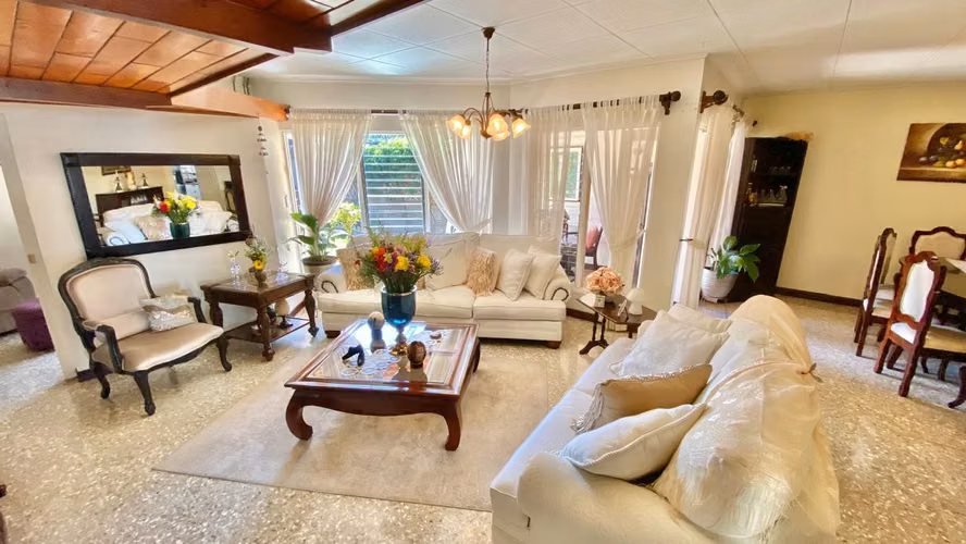 Pavas-Embajada Americana. Elegante casa de una planta en venta.