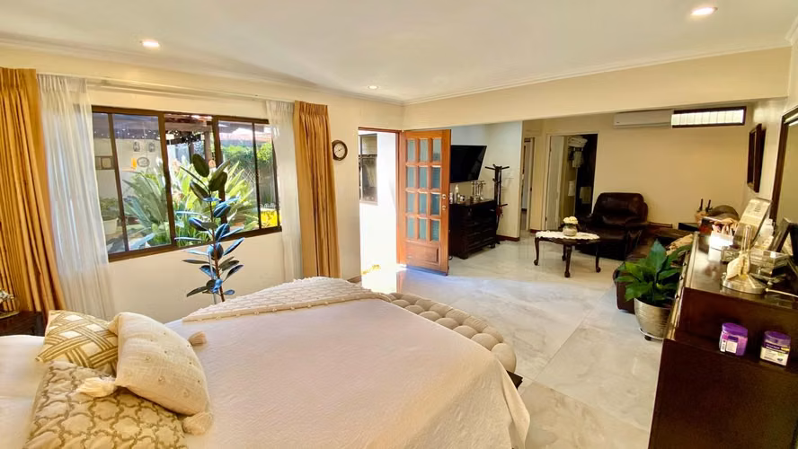Pavas-Embajada Americana. Elegante casa de una planta en venta.