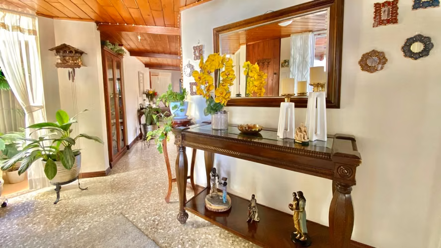 Pavas-Embajada Americana. Elegante casa de una planta en venta.