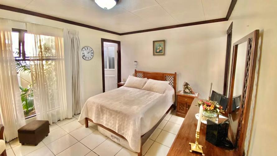 Pavas-Embajada Americana. Elegante casa de una planta en venta.