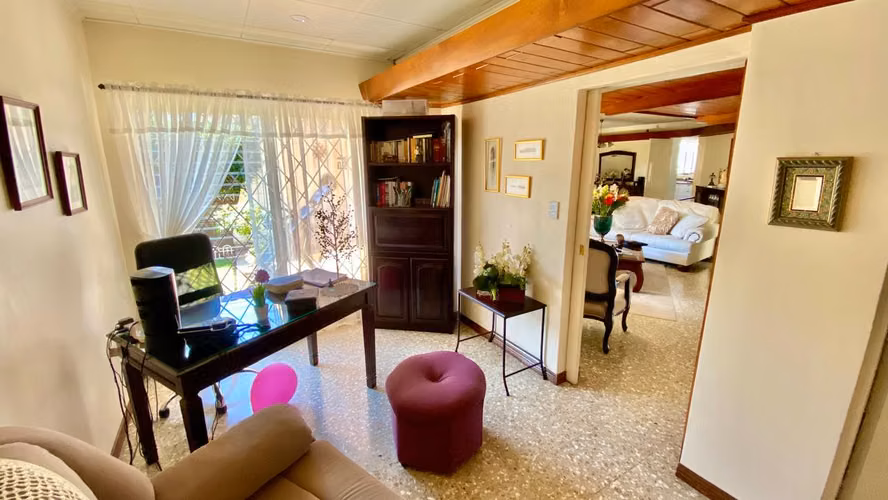 Pavas-Embajada Americana. Elegante casa de una planta en venta.