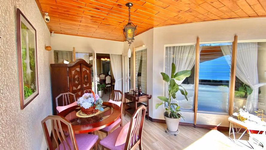 Pavas-Embajada Americana. Elegante casa de una planta en venta.