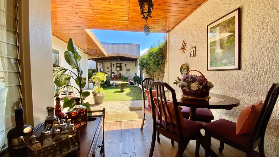Pavas-Embajada Americana. Elegante casa de una planta en venta.