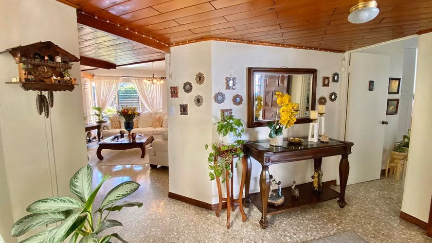 Pavas-Embajada Americana. Elegante casa de una planta en venta.
