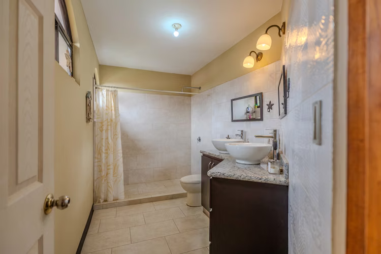 Casa Colonial en Venta en Condominio Valle Flores, Grecia, Costa Rica - Imagen 13