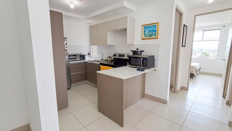 ¡Listo para Mudarse! Apto Full Amoblado con 2 Parqueos – Condominio Fuente del Sol-9 - Imagen 4
