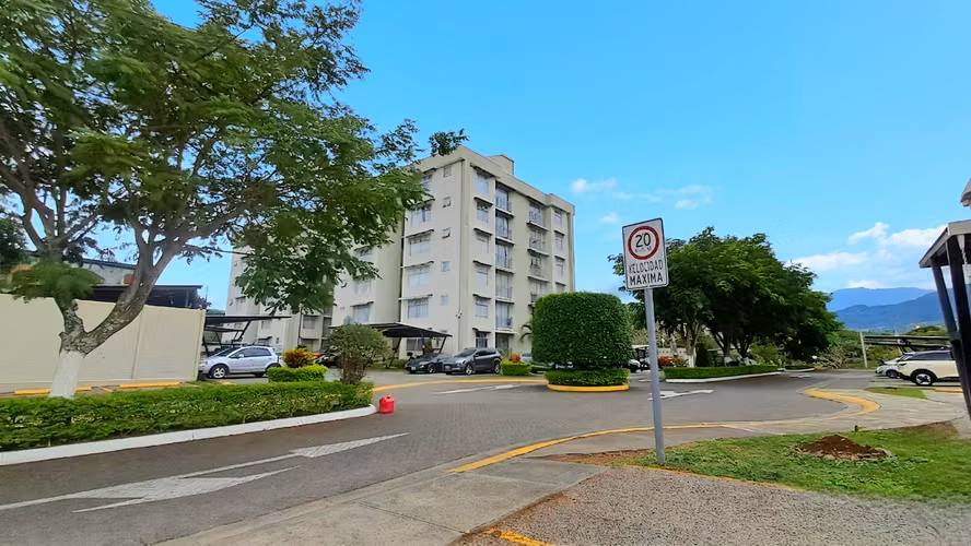 ¡Listo para Mudarse! Apto Full Amoblado con 2 Parqueos – Condominio Fuente del Sol-9 - Imagen 2