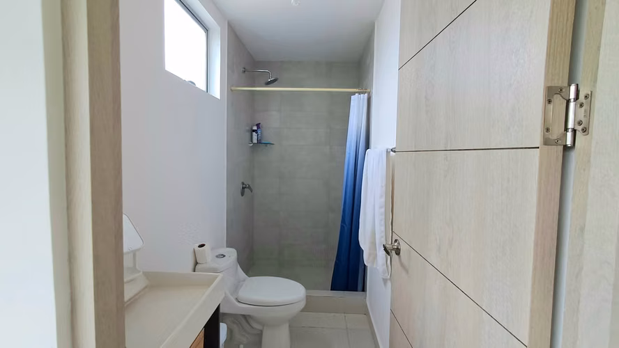 ¡Listo para Mudarse! Apto Full Amoblado con 2 Parqueos – Condominio Fuente del Sol-9 - Imagen 9