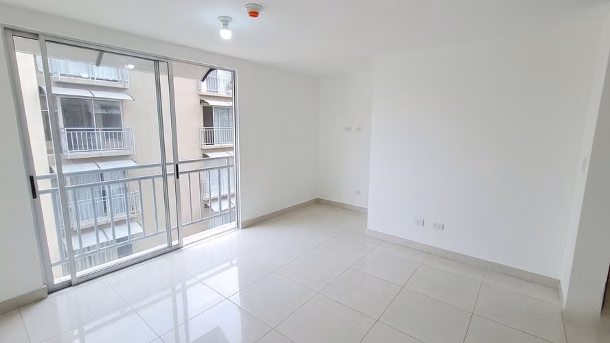 ¡Listo para Mudarse! Apto Full Amoblado con 2 Parqueos – Condominio Fuente del Sol-9 - Imagen 6