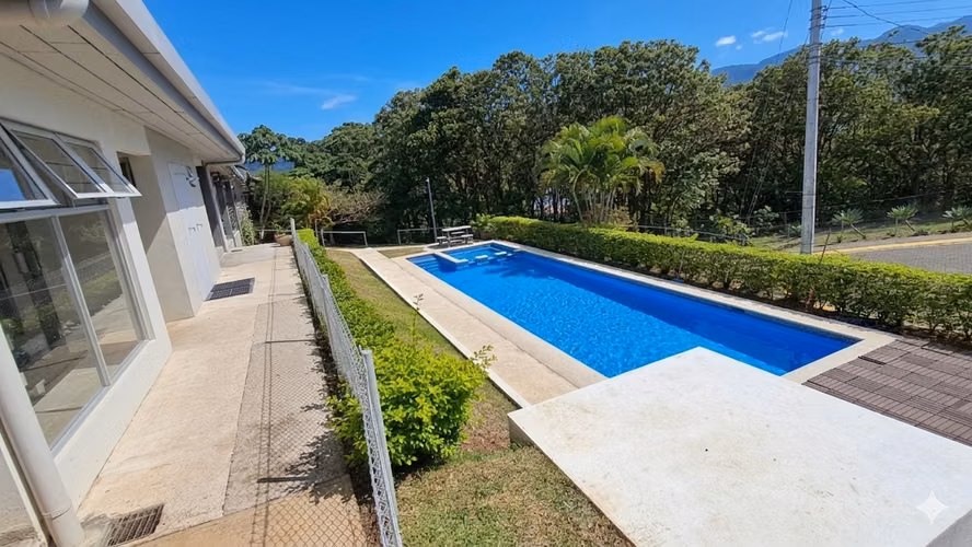 ¡Listo para Mudarse! Apto Full Amoblado con 2 Parqueos – Condominio Fuente del Sol-9 - Imagen 11
