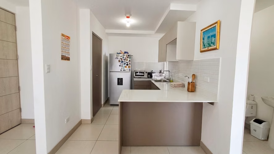 ¡Listo para Mudarse! Apto Full Amoblado con 2 Parqueos – Condominio Fuente del Sol-9 - Imagen 5