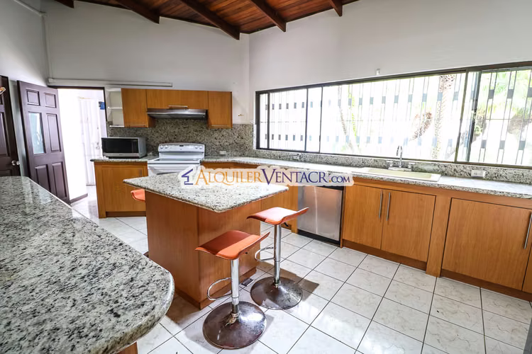 Casa de una planta / uso de suelo comercial / 2.174 m2 lote a solo 300 metros de Multiplaza Escazú