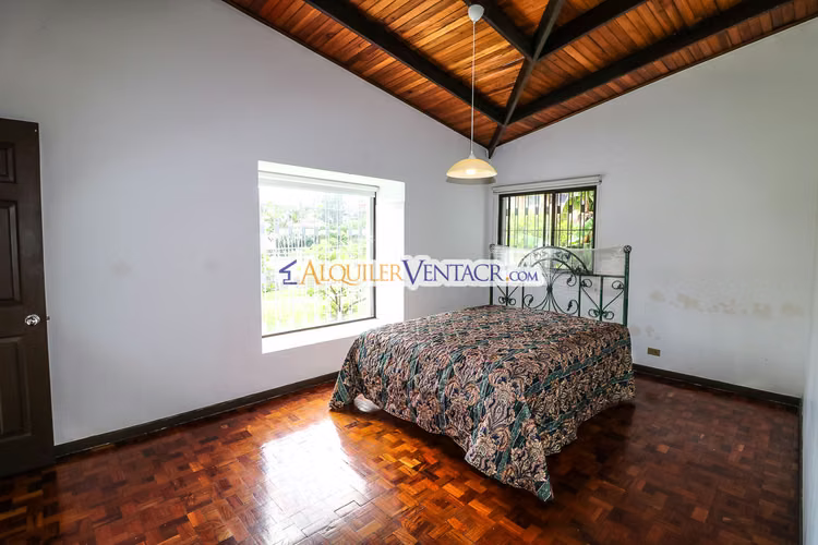 Casa de una planta / uso de suelo comercial / 2.174 m2 lote a solo 300 metros de Multiplaza Escazú