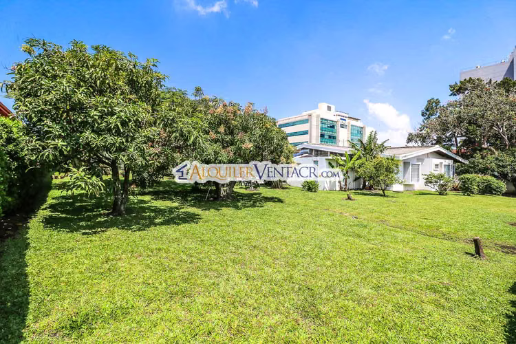 Casa de una planta / uso de suelo comercial / 2.174 m2 lote a solo 300 metros de Multiplaza Escazú