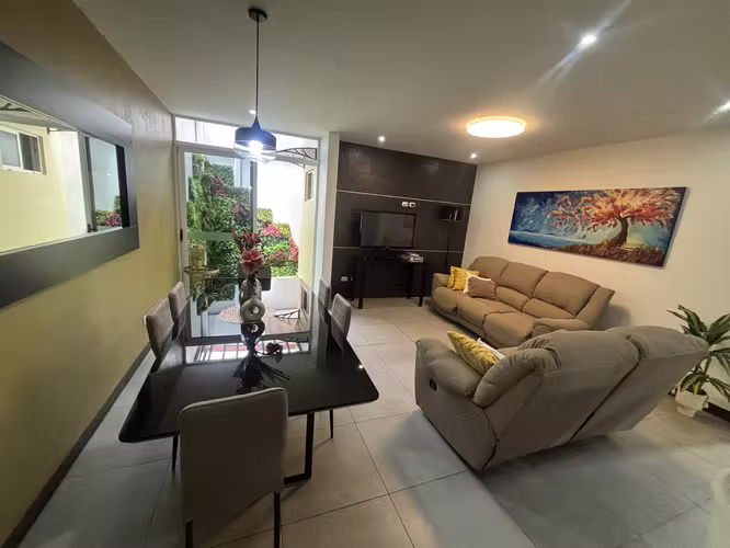 Rebajada. Hermosa casa amueblada o sin amueblar. En Barrio Socorro, Santo Domingo, Heredia.