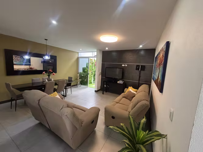 Rebajada. Hermosa casa amueblada o sin amueblar. En Barrio Socorro, Santo Domingo, Heredia.