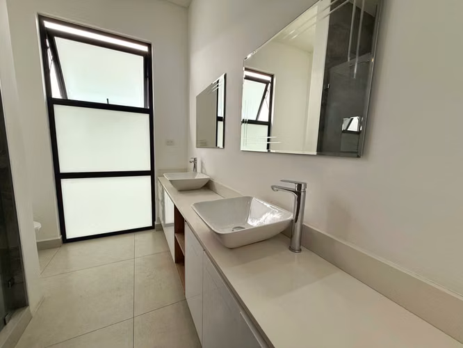 Exclusiva casa en alquiler en condominio en Pozos de Santa Ana! P582 - Imagen 19
