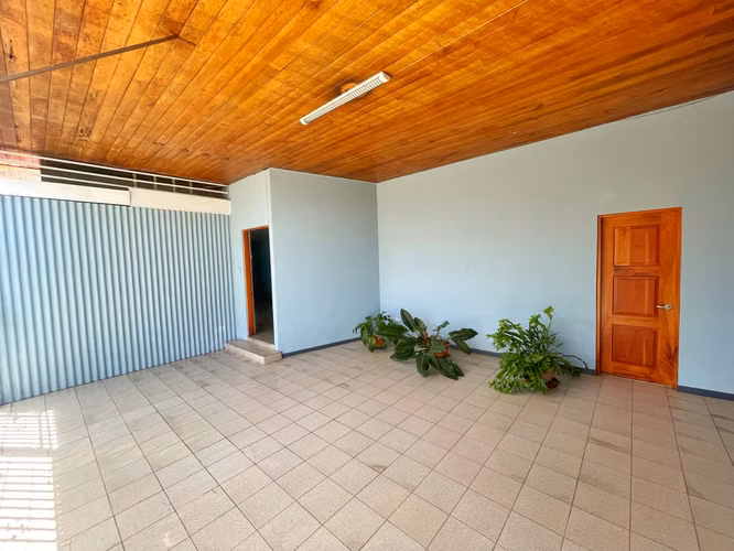 Casa en venta, una sola planta, uso de suelo mixto, en Sabana! P517