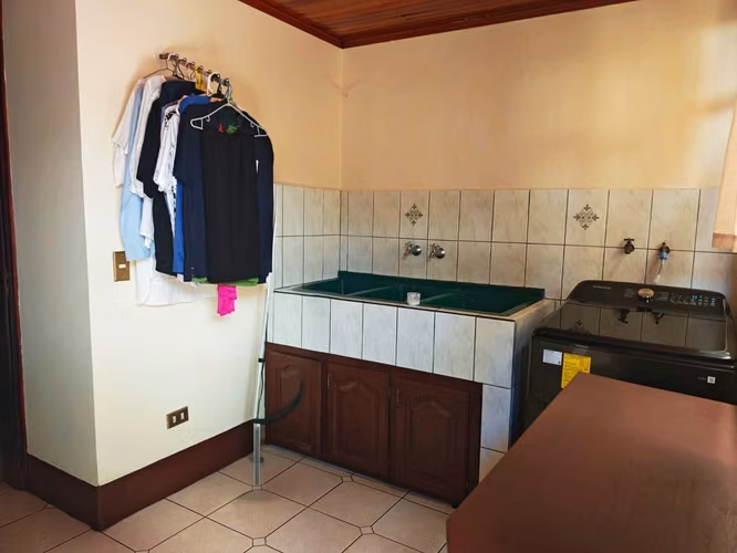 SE VENDE HERMOSA CASA EN EL ROBLE, ALAJUELA