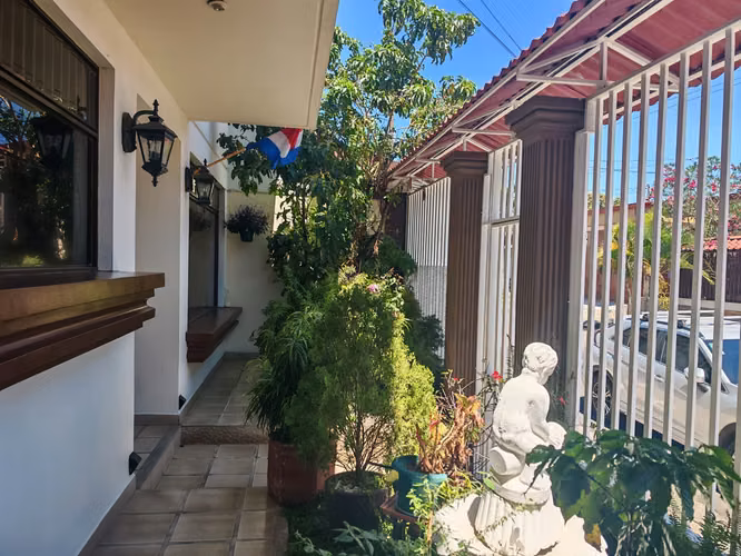 SE VENDE HERMOSA CASA EN EL ROBLE, ALAJUELA