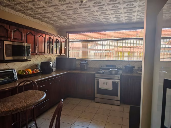 SE VENDE HERMOSA CASA EN EL ROBLE, ALAJUELA