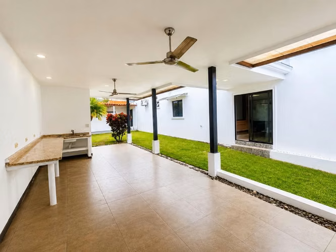 A la venta hermosa casa espaciosa, Residencial Prados de Florencia, Desamparados Alajuela - Imagen 4