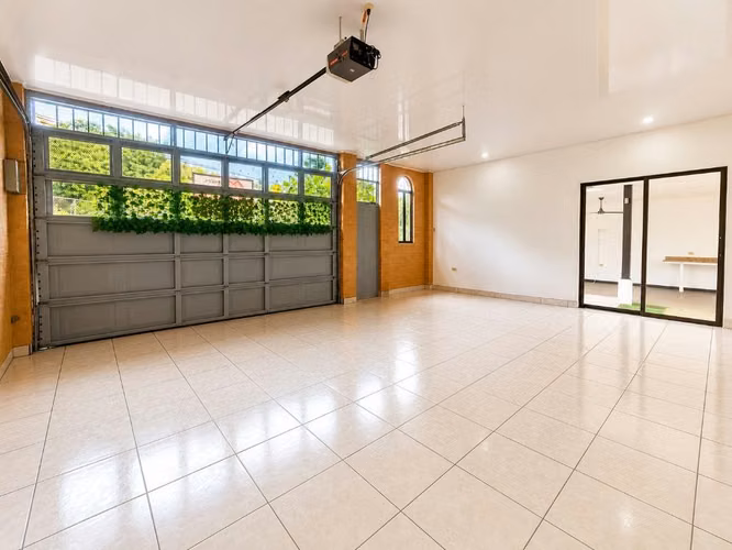 A la venta hermosa casa espaciosa, Residencial Prados de Florencia, Desamparados Alajuela - Imagen 2