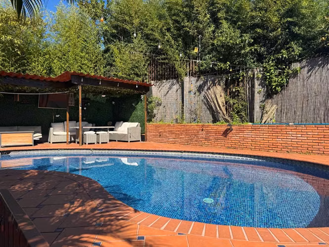 Descubra Todo su Potencial: 5 Habitaciones, Piscina, Apto. para Huéspedes y Vistas Panorámicas - Imagen 10