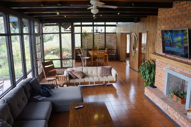 Descubra Todo su Potencial: 5 Habitaciones, Piscina, Apto. para Huéspedes y Vistas Panorámicas - Imagen 2