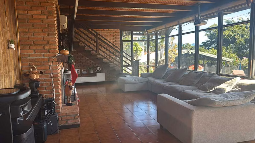 Descubra Todo su Potencial: 5 Habitaciones, Piscina, Apto. para Huéspedes y Vistas Panorámicas - Imagen 4