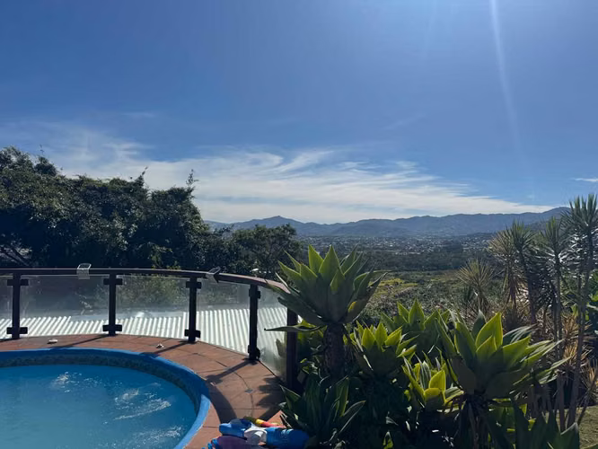 Descubra Todo su Potencial: 5 Habitaciones, Piscina, Apto. para Huéspedes y Vistas Panorámicas - Imagen 14
