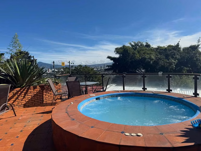 Descubra Todo su Potencial: 5 Habitaciones, Piscina, Apto. para Huéspedes y Vistas Panorámicas - Imagen 11