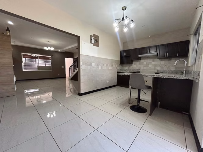 Casa en Alquiler de 3 Habitaciones en Residencial Privado
