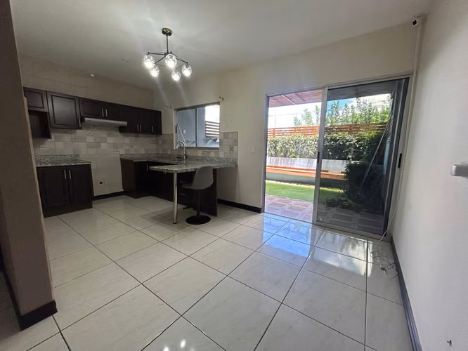 Casa en Alquiler de 3 Habitaciones en Residencial Privado