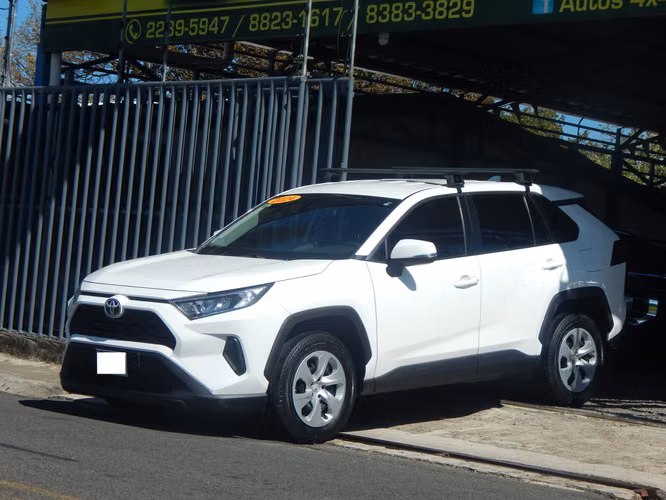 TOYOTA RAV4 LE 4X4 AUTOMATICO 2024