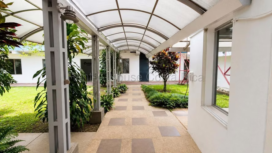 Venta de Lote + Bodega y Oficinas en Zapote-San José.