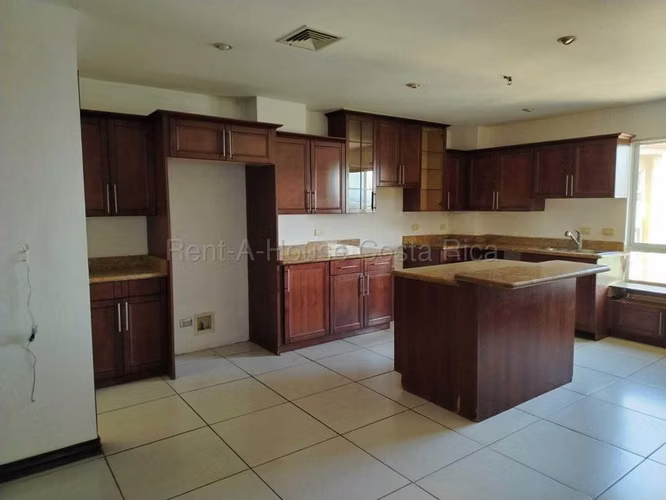 Venta de Apartamento en San Rafael de Escazú.