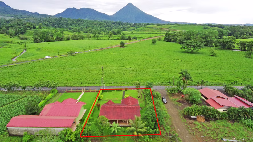 Casa de Oportunidad con Majestuosa Vista al Volcán Arenal - Imagen 2
