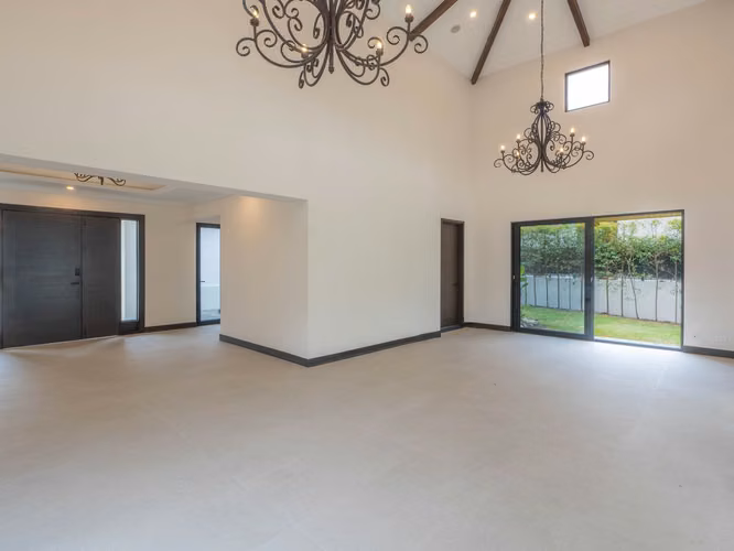 VENTA Y ALQUILER DE EXCLUSIVA CASA CON PISCINA PRIVADA EN HACIENDA DEL SOL - Imagen 2