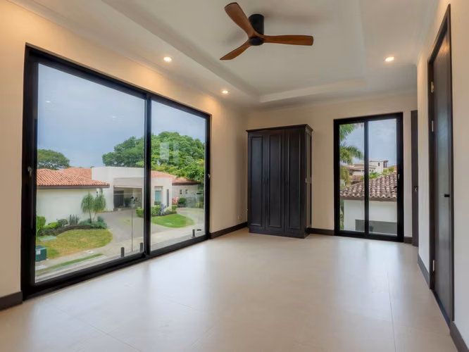VENTA Y ALQUILER DE EXCLUSIVA CASA CON PISCINA PRIVADA EN HACIENDA DEL SOL - Imagen 11