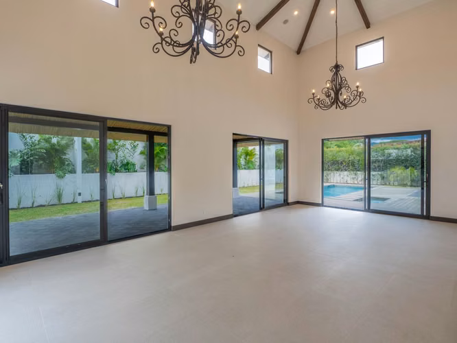 VENTA Y ALQUILER DE EXCLUSIVA CASA CON PISCINA PRIVADA EN HACIENDA DEL SOL - Imagen 3