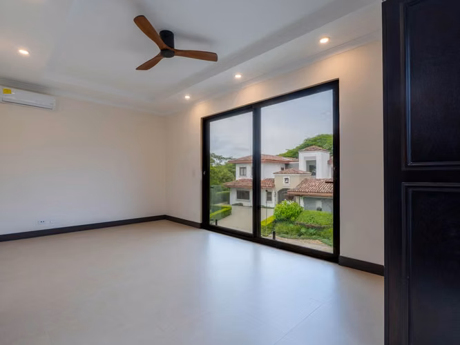 VENTA Y ALQUILER DE EXCLUSIVA CASA CON PISCINA PRIVADA EN HACIENDA DEL SOL - Imagen 12